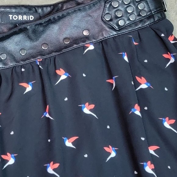 Torrid Hummingbird Faux Leather Waist Skirt Size 14 - Picture 4 of 6